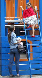 组图：凯蒂-赫尔姆斯带苏瑞玩耍显露母爱