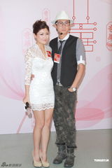 组图：洪天明周家蔚夫妻档甜蜜出镜秀恩爱