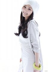 幻灯图集：姚笛纯白唯美写真 卷发戴帽俏皮可爱