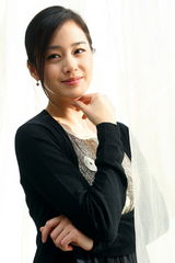 高清组图：金泰熙尽显熟女气质 明眸皓齿雪肤透明