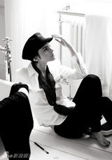 组图：艾玛-沃特森登杂志封面黑白写真中性帅气