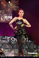 组图：杨千嬅澳门开唱劲歌热舞 老公丁子高撑场