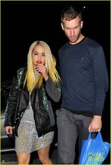 瑞塔-奥拉与型男DJ牵手 小鸟依人幸福浅笑(图)