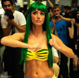 高清组图：花花公子女郎莎拉动漫展扮绿发精灵