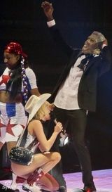 组图：麦莉火辣开唱 高衩装魅惑与乐迷狂欢