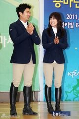 组图：韩国艺人乘马团创团 南相美严智苑等出席