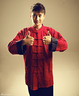 组图：叶静推出贺岁写真 着大红色喜庆唐装