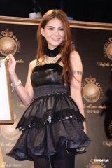 组图：J女郎昆凌抱病出席代言 现场捏鼻否认整形