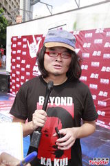 组图：歌迷自发致敬黄家驹 举行海阔天空百人奏