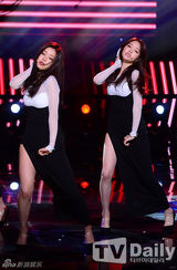 组图：Rain皮草加身有范 女团撅臀掀裙极尽诱惑