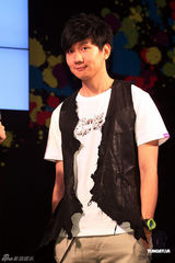 组图：林俊杰期待与蔡依林合作 9亿身价自己创潮牌 