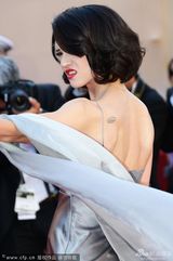 组图：意大利女星艾萨-阿吉图红毯不羁竖中指