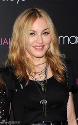 组图：麦当娜母女齐上阵宣传潮牌 泰勒烟熏装扮酷