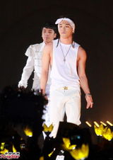 组图：BigBang火热开唱 座无虚席粉丝high翻场