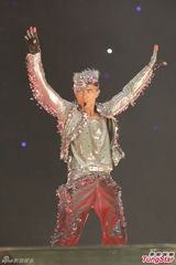 高清图：郭富城透视装秀胸肌 演唱会虚惊一场