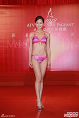 组图：候选亚姐泳装亮相 韩国选手压鼻否认整容