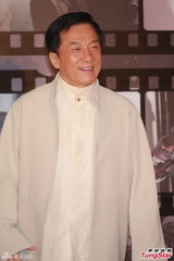 组图：成龙白衣亮相红毯 轻搂女伴小蛮腰