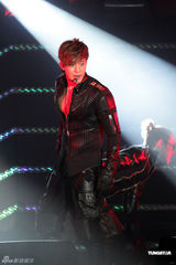 组图：金贤重开唱露胸耍性感 与gaga撞期仍火爆