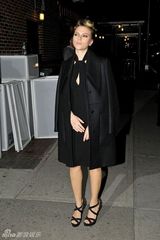 组图：斯嘉丽穿黑色及膝裙裹大衣美丽冻人