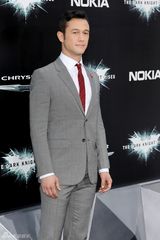 组图：新《蝙蝠侠》首映群星璀璨 海瑟薇宛如公主