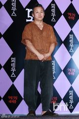 组图：金基德19禁新片试映 女主角性感露背