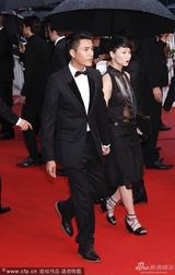 组图：陈坤携《过界》剧组亮相红毯 黑西服帅气