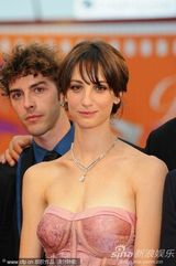 高清图：《我们相信》首映 弗朗西斯卡粉裙秀身姿