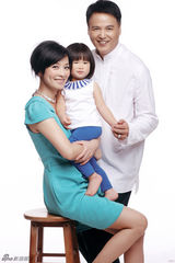 组图：张庭柔美风韵登封面 一家三口幸福满溢