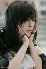 幻灯图：杨幂写真曝光 经典混搭打造另类公主派头