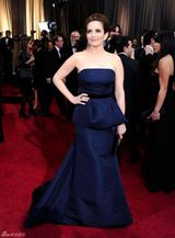高清组图：奥斯卡红毯蒂娜-菲身着礼服婉约动人
