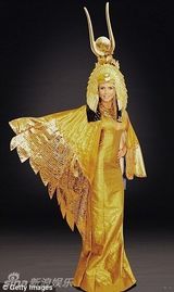组图：超模海蒂-克鲁姆埃及艳后装筹备万圣节派对