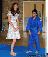 组图：哈利王子逗嫂子凯特王妃莞尔一笑