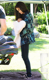 组图：赛琳娜全家野餐 偷吻妹妹脸蛋显温馨