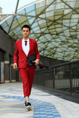 组图：王凯曝红色主题街拍 时尚风致敬卓别林