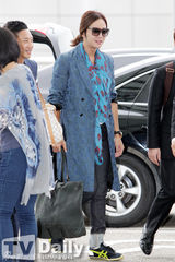 组图：张根硕赴中国办粉丝会 机场装风格独特