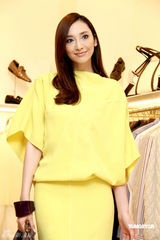 高清图：吴佩慈高腰酒瓶裙走秀 黄色套装妩媚明艳