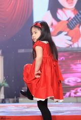 高清组图：钟镇涛和闺女抢戏 小女儿显露明星锋芒