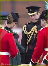 组图：凯特王妃怀孕见肚 亲自弯腰拔鞋跟