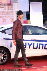 组图：Jerry c耍酷走星光 皮衣马靴亮眼