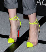 组图：克里斯汀-斯图尔特中性装扮亮相潮鞋抢眼