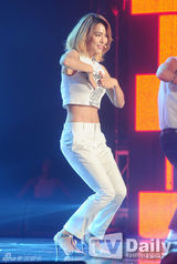 组图：韩星贤胜泫雅台上热吻互摸缠绵19禁