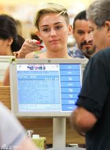 组图：麦莉-赛勒斯美元加身逛超市身材窈窕