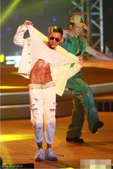 组图：52岁刘德华狂野飚唱 扯衣肌战小巨蛋