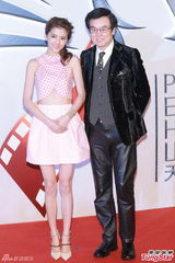 组图：吴千语冒低温晒纤腰 与林峰互拜年见家长