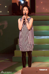 幻灯图：容祖儿豹纹装录影 王菀之穿出旧上海风情 