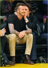 组图：辣妹小贝捧场湖人队比赛 看球不忘秀亲密