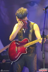 组图：陶喆自曝明年完婚 Live演唱泪眼忆亡父