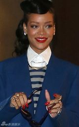 组图：蕾哈娜戴墨镜加蓝色西装潮范十足