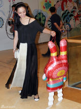 组图：白百何陈羽凡情侣装亮相 十指紧扣秀甜蜜