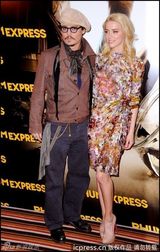 组图：约翰尼-德普亮相新片记者会 女主角花枝招展